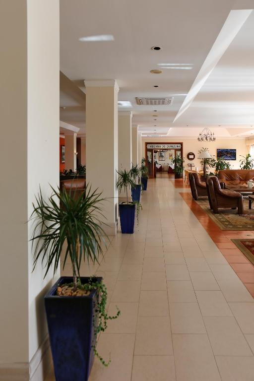 A área de receção ou átrio de Santarem Hotel