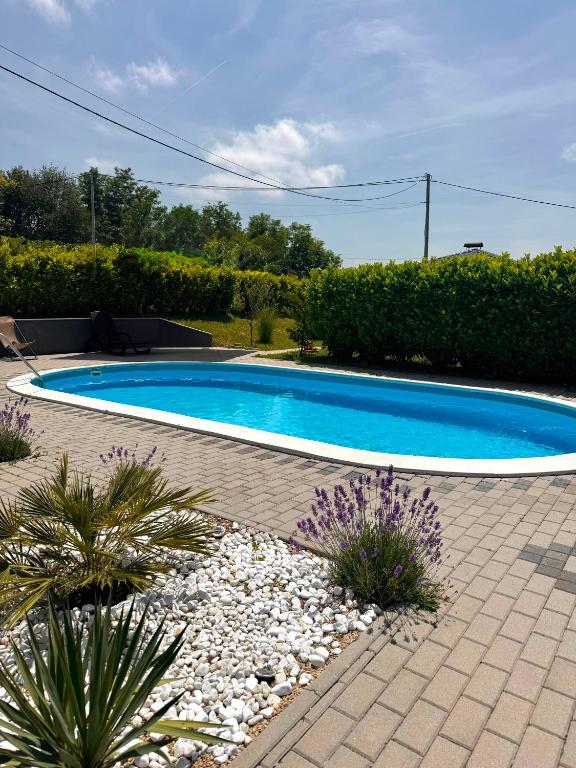 a swimming pool in a yard with plants at Vikendica Fenix in Banja Luka