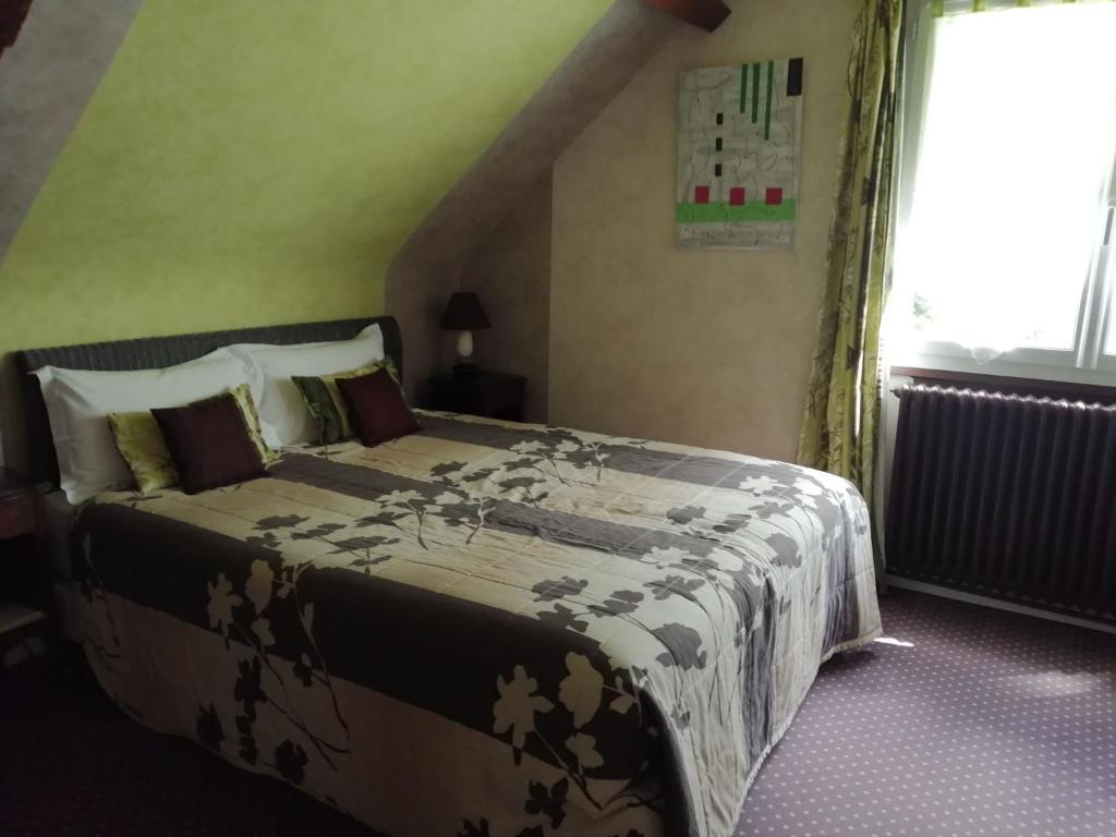 a bedroom with a large bed in a room at La Sauldraie gîte in Salbris