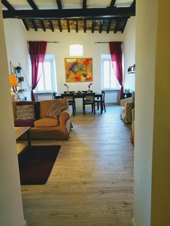 a living room with a couch and a table at Lo Chalet di Trastevere in Rome