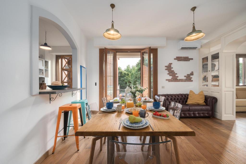 a living room with a table with food on it at Appartamento Nel Sole in Passignano sul Trasimeno