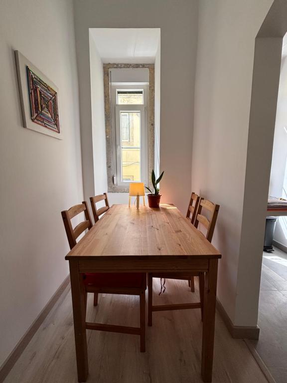 Spacious Mouraria Apartment Steps from the Castle
