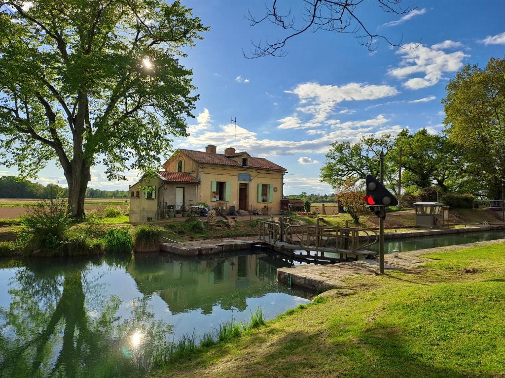 a house next to a river with a traffic light at Halte à Ecluse d'Hôte in Calonges