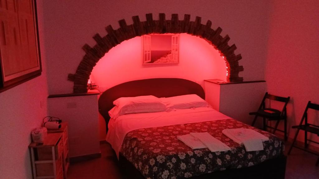 a bedroom with a bed with a red light at enrica barrani room in Vernazza