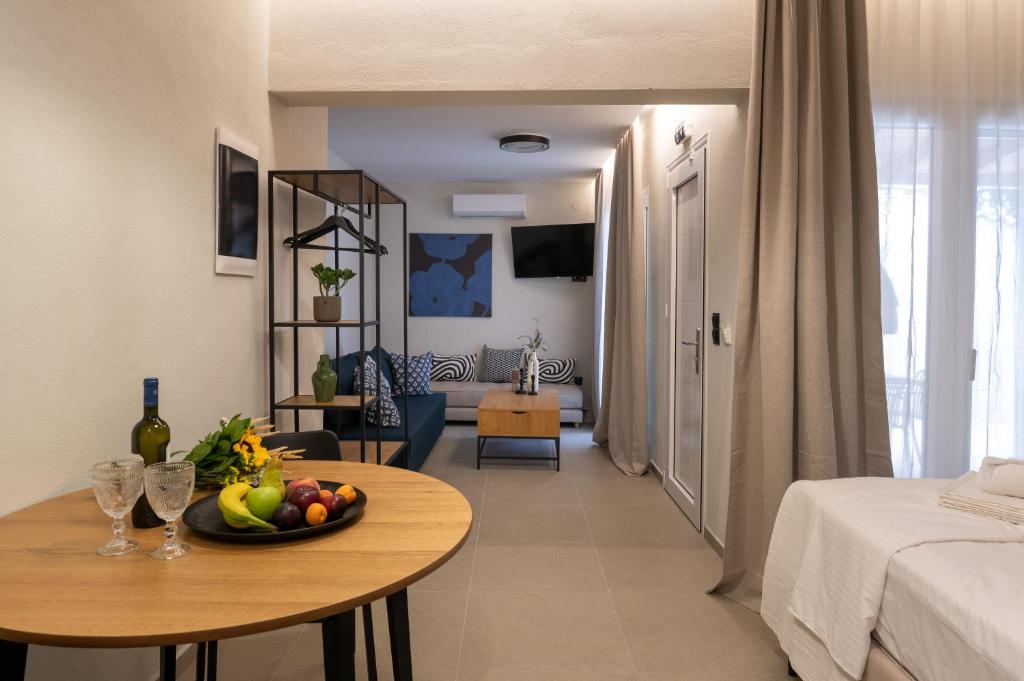 a room with a table with a bowl of fruit on it at Annasa Suites 2 in Mángana