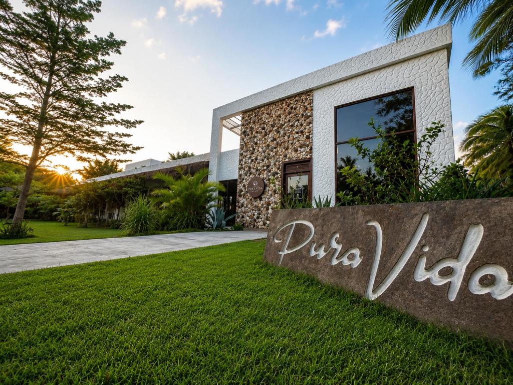 a sign in front of a villa at Pura Vida Hotel in Itarema