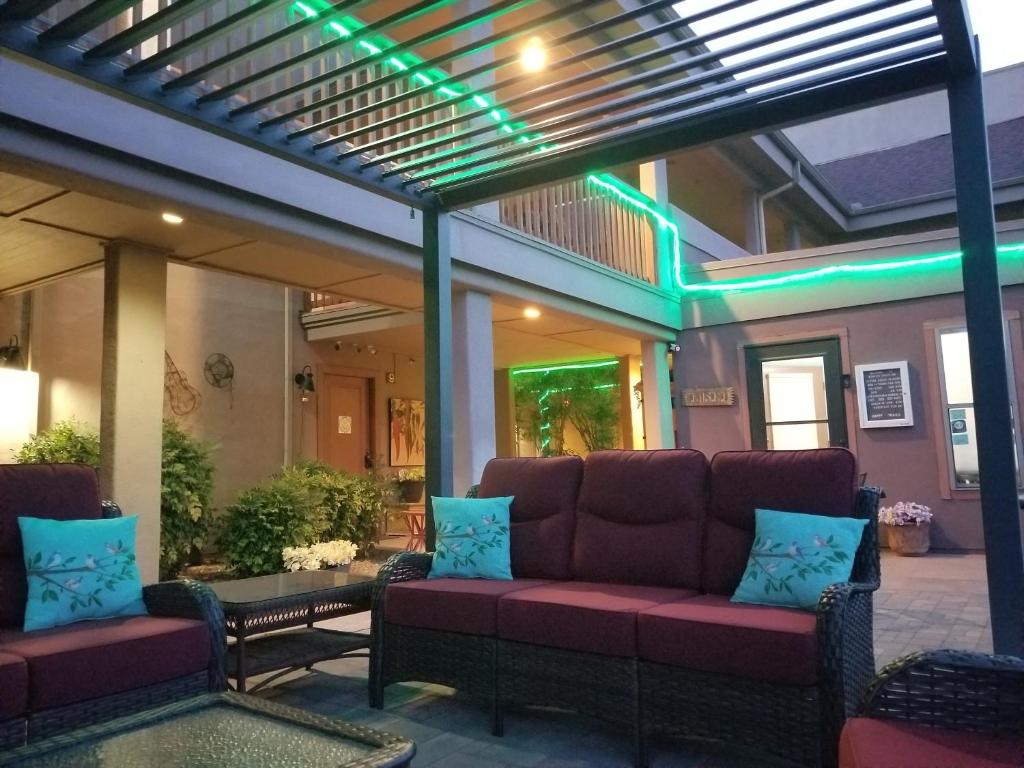 a patio with a couch under a pergola at Beaver Creek Inn in Lake Montezuma