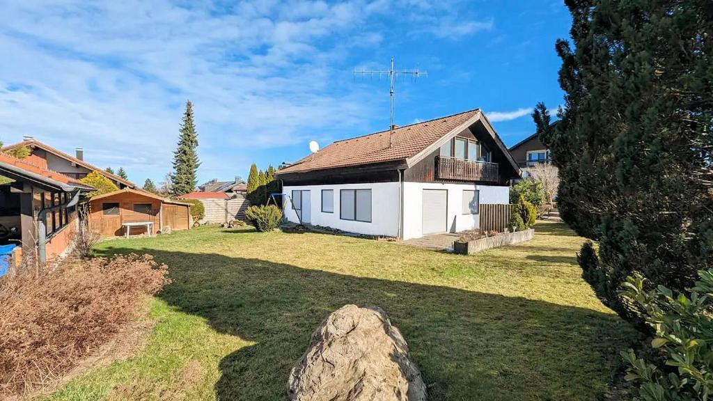 a house with a large yard in front of it at Ferienwohnung Wittle in Weiler-Simmerberg