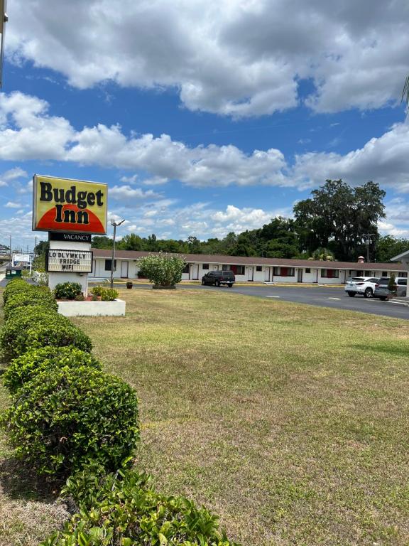 a burger inn sign in front of a building at Budget Inn Ocala in Ocala