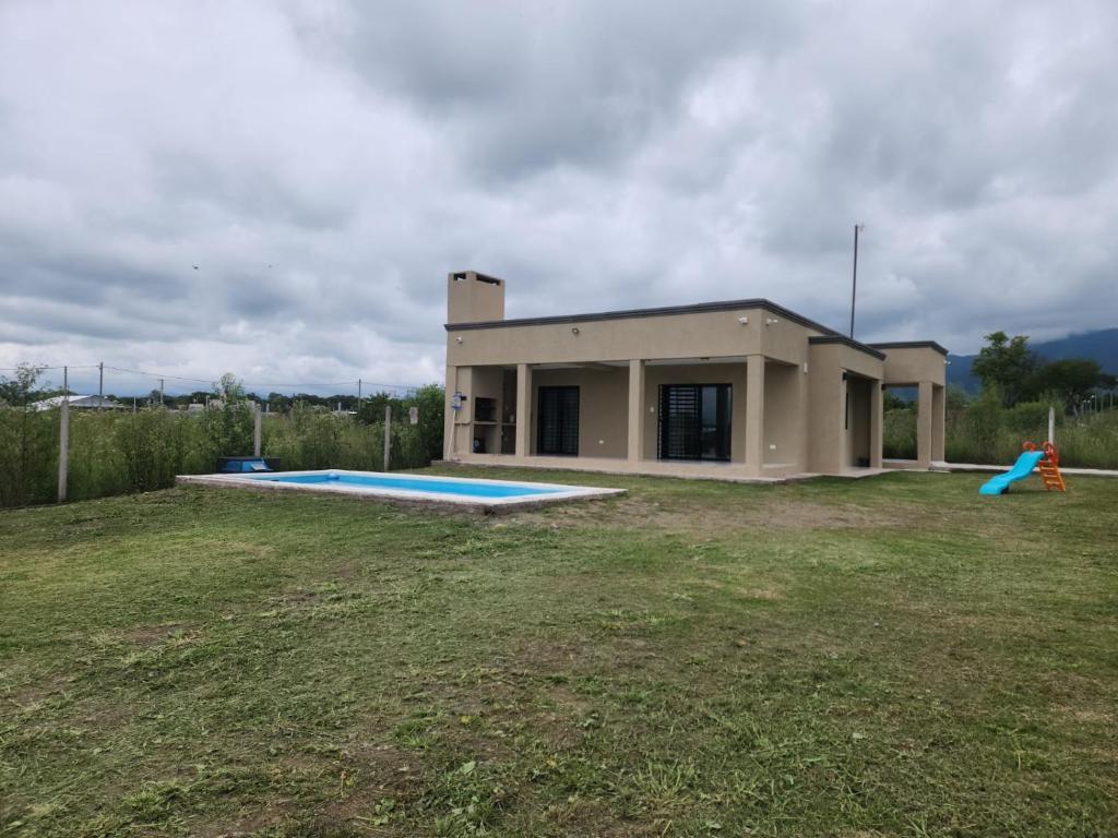 a house with a swimming pool in a yard at El Rincón de Gemma in Salta