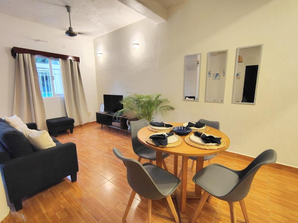 a living room with a table and chairs at Comfortable apartment close to beaches and plazas in Santa Cruz Huatulco