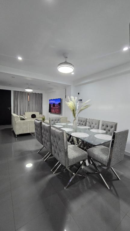 a dining room with a table and chairs and a couch at 2 departamento ejecutivo capacidad 08 in Tacna