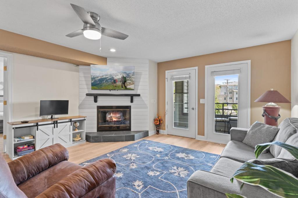 a living room with a couch and a fireplace at Dells Paradise At Lighthouse Cove Condominiums in Wisconsin Dells