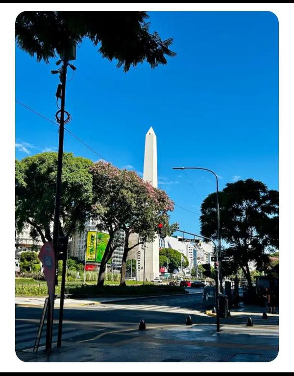 a street with the washington monument in the background at La mejor opcion en BA in Buenos Aires