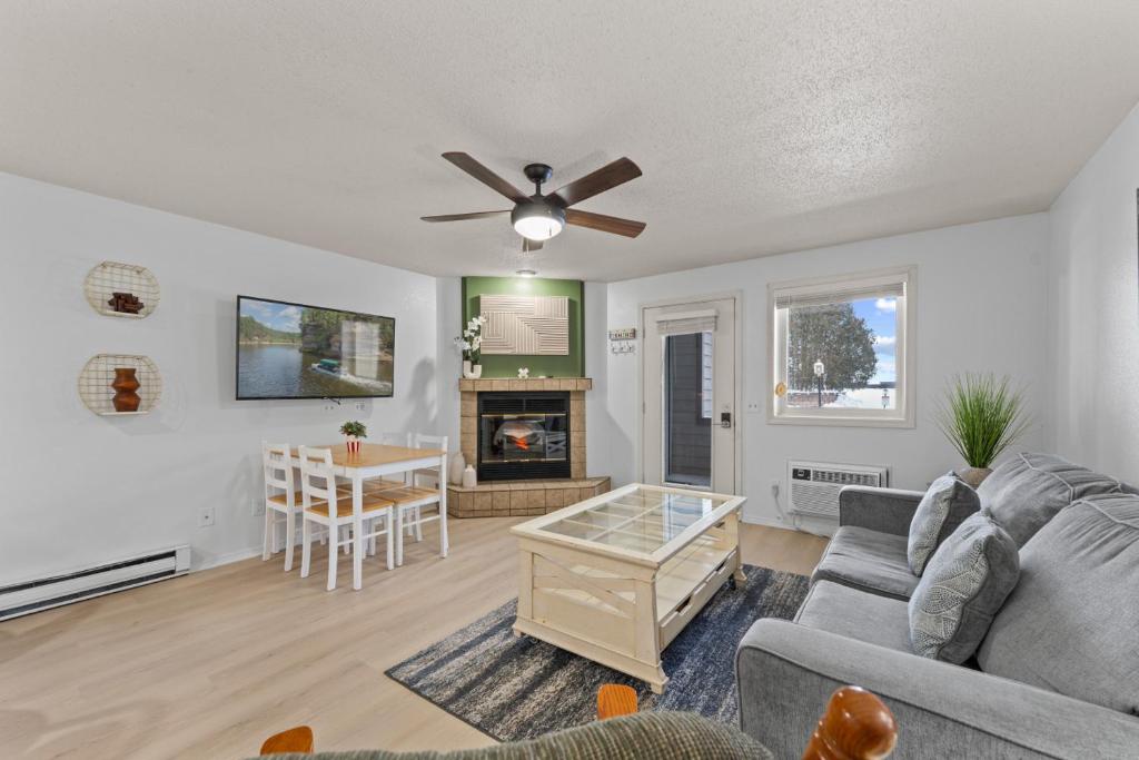 a living room with a couch and a ceiling fan at Dells Suite Dreams At Lighthouse Cove Condominiums in Wisconsin Dells