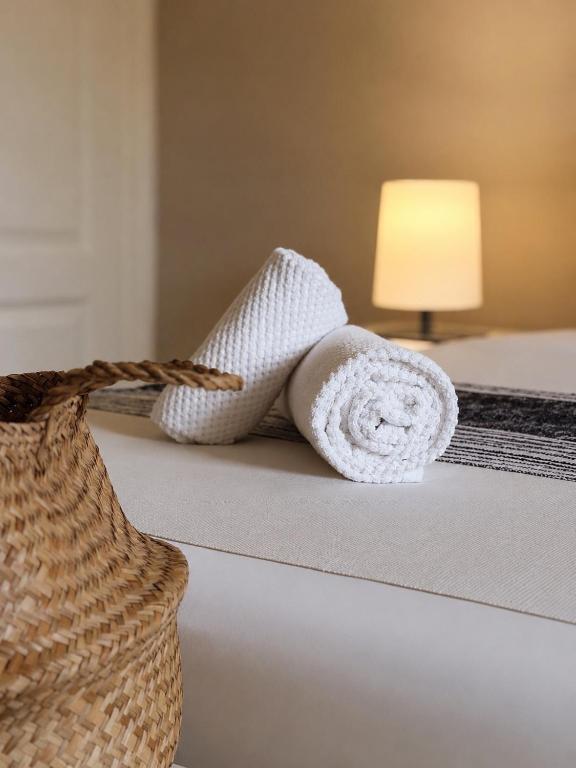 a towel sitting on a counter next to a basket at Angoli di pace - Duplex in Muralto