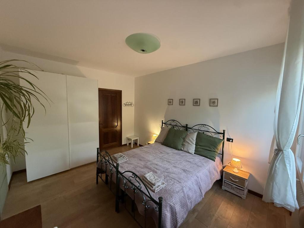 a bedroom with a bed and a potted plant at Residence ai Melograni II in Silea