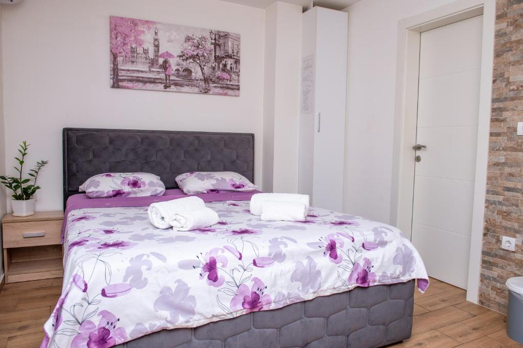 a bedroom with a bed with two towels on it at Apartman Živković in Leskovac