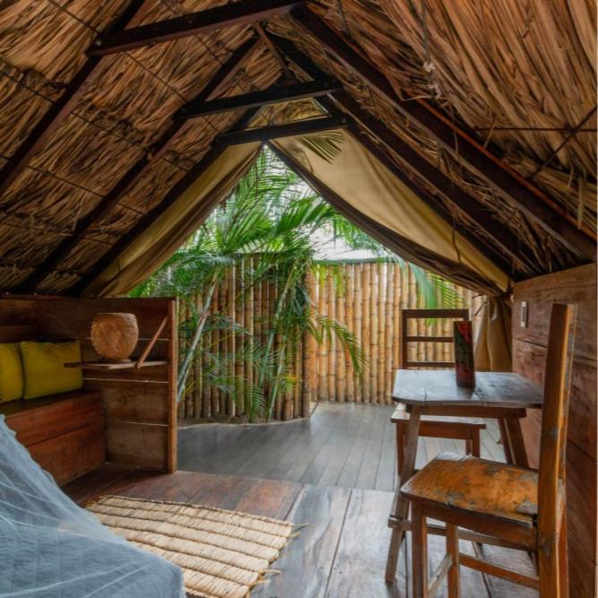 a room with a bed and a desk and a chair at El Bosque Minca in Minca