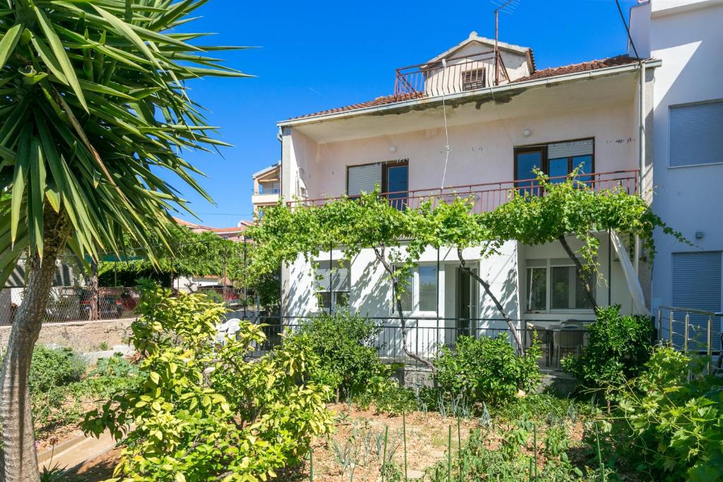 Apartments with parking space Trogir - 23849