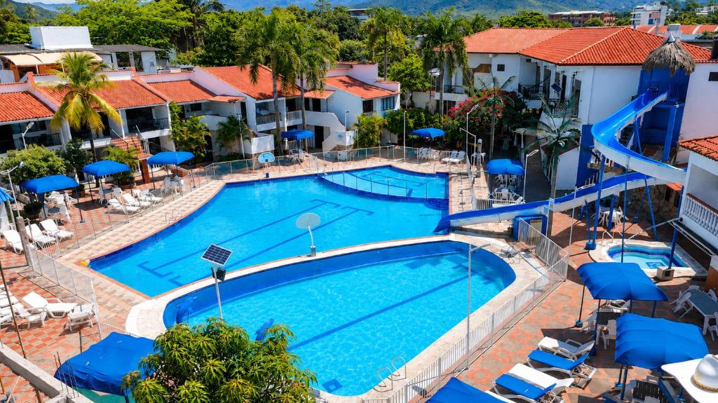 an aerial view of a pool at a resort at Alborada Hotel Melgar in Melgar