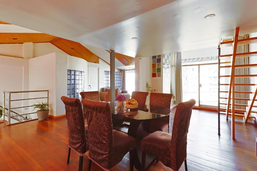 a dining room with a table and chairs at Sumaq Sisa Home & Loft in Cusco