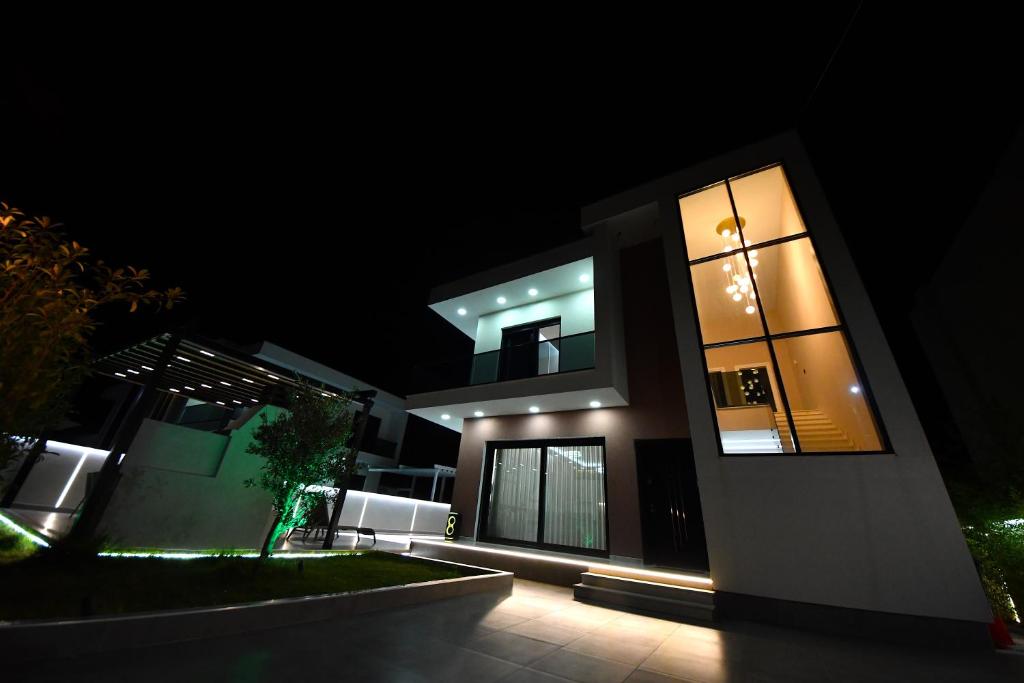 a night view of a house with lights on at Lavéa Villa in Draç