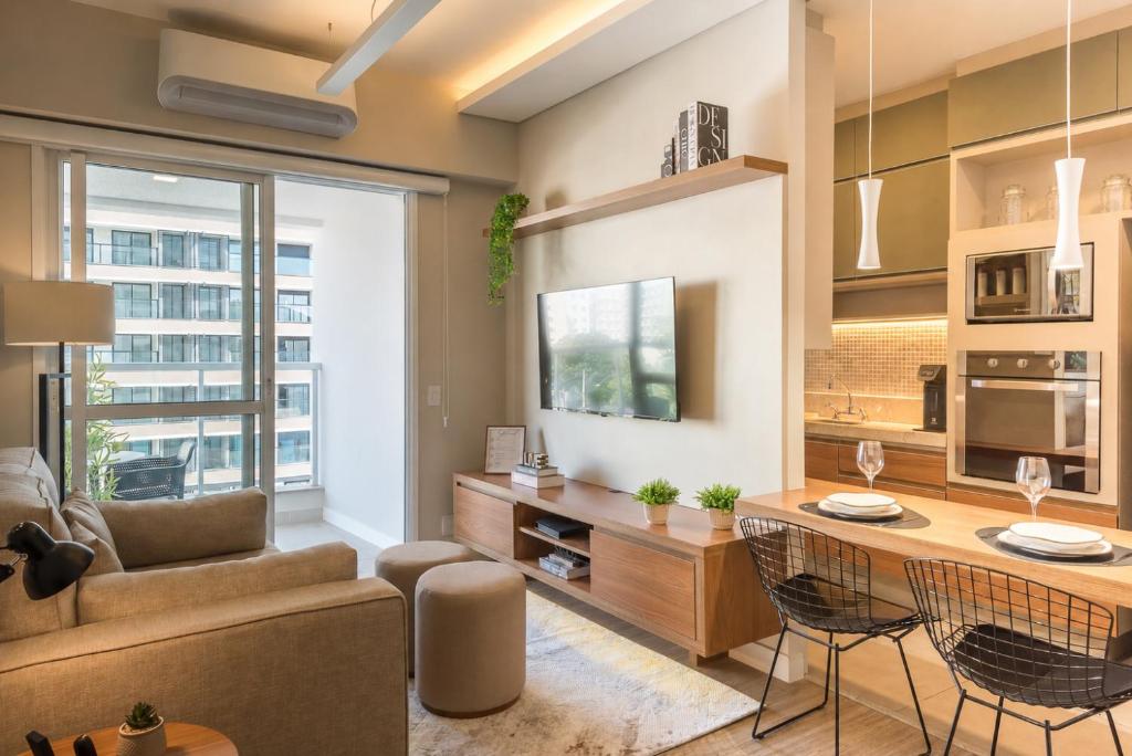 a living room with a couch and a table at Moderno Apartamento no Cambuí in Campinas