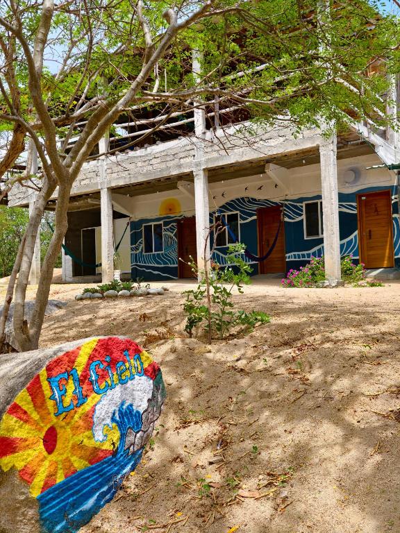 ein Gebäude mit einem Gemälde an der Seite in der Unterkunft El Cielo Hostel in Barra de la Cruz