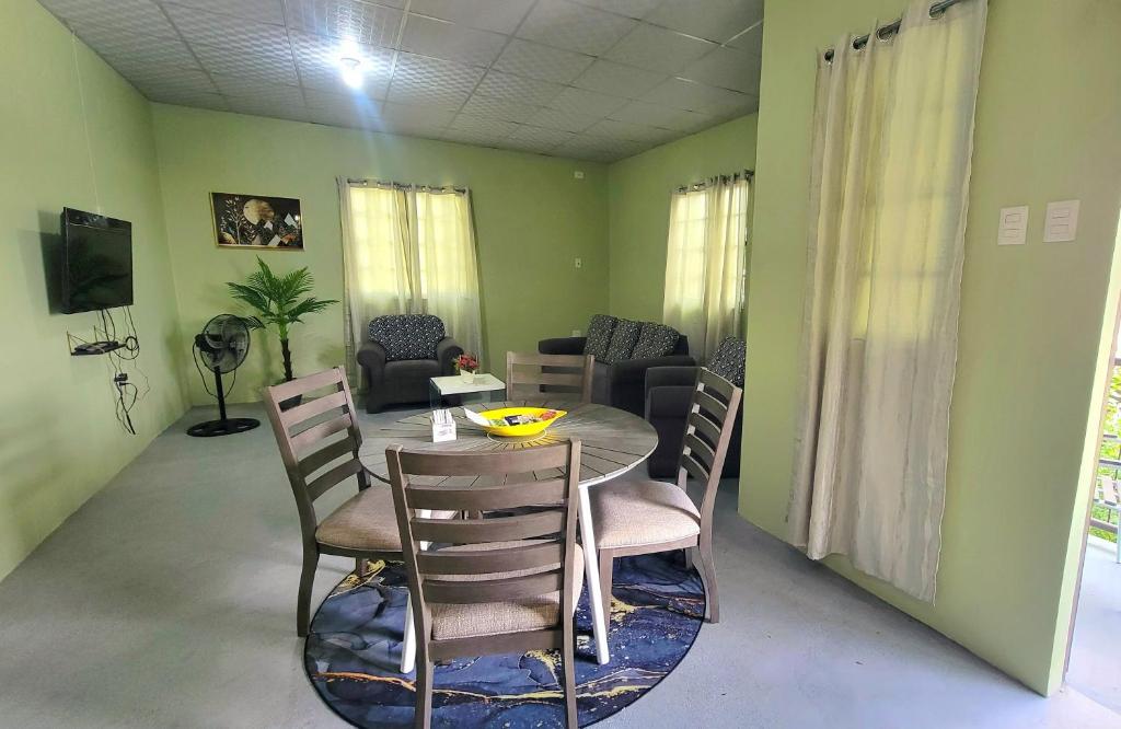 ein Esszimmer mit Tisch und Stühlen in der Unterkunft Tranquil Escape in Arima
