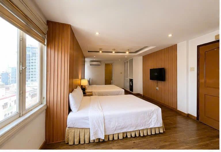 Buổi sáng tại Cosiana Hue Hotel bắt đầu trong không gian phòng thoáng với cửa kính lớn và ban công riêng, phù hợp để du khách thư giãn trước khi xuống phố khám phá Huế. Nhiều phòng tại khách sạn có ban công hướng thành phố hoặc khu vực sông