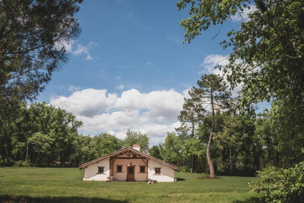 a small house in the middle of a field at La landaise in Commensacq