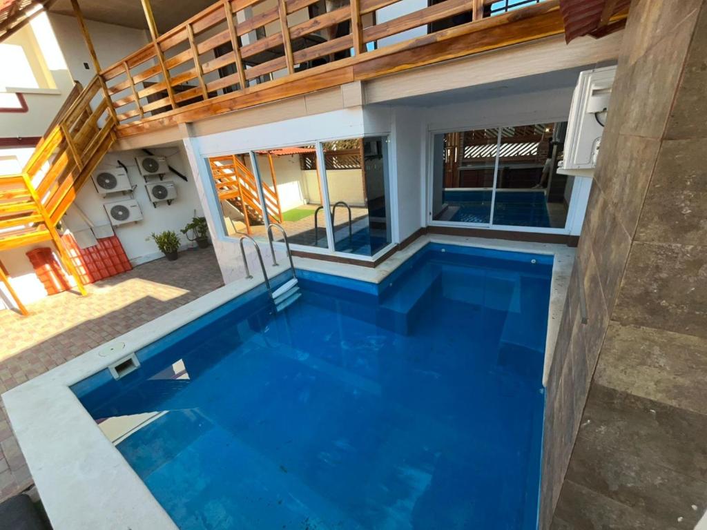 an overhead view of a blue swimming pool in a house at Casa playa crucita in Crucita