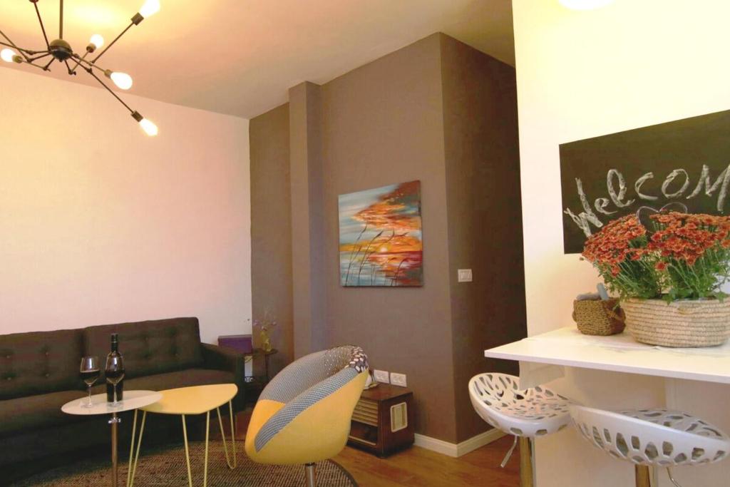 a living room with a couch and a table and chairs at Cozy modern apartment in Hadera in H̱adera