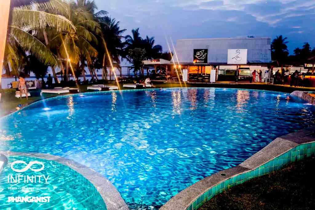 Bazén v ubytování Infinity Beach Club Resort & Hostel Koh Phangan nebo v jeho okolí