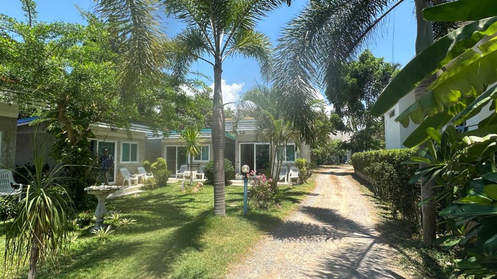a house with a palm tree in the yard at Bankrut Backpack in Sathani Ban Krut