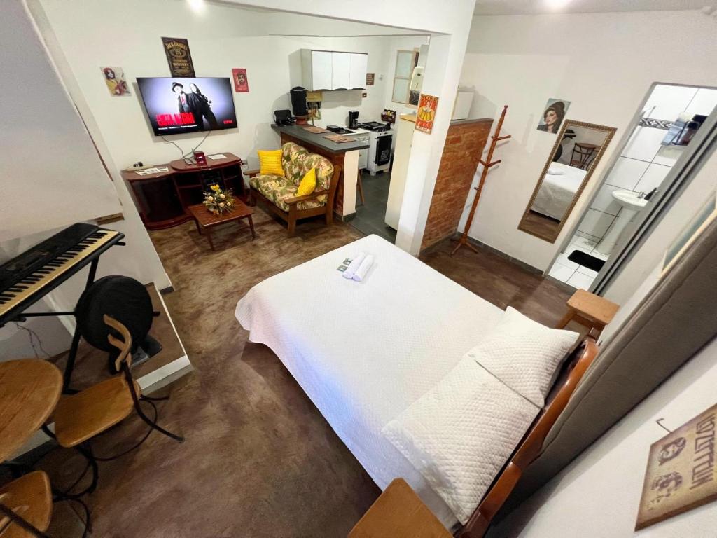 a view of a room with a bed and a piano at Casa no Centro, 3 Camas, Garagem, com Netflix e Amazon Prime in Rio das Flores