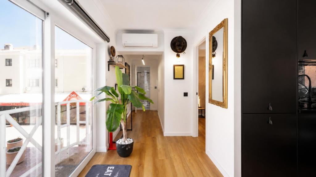 Walk to Marina & Beach - Renovated - Parking