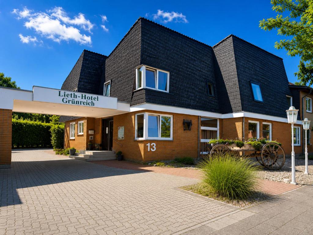 a building with a sign that reads light house church at Lieth-Hotel-Grünreich in Bad Fallingbostel
