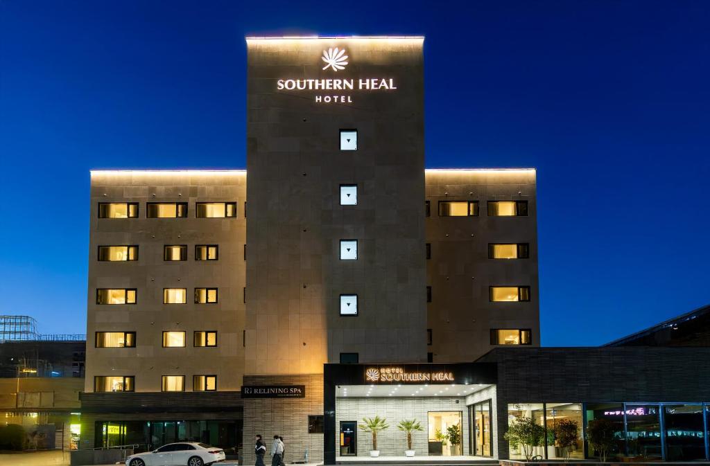 ein Hotelgebäude mit einem Schild auf dem Dach in der Unterkunft Southernheal Hotel in Haenam