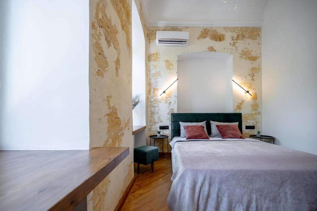 Nova 3-kimnatna ta poriad studiina dvoiarusna kvartyra LOFT u tsentri Odesy fainorent photo 4