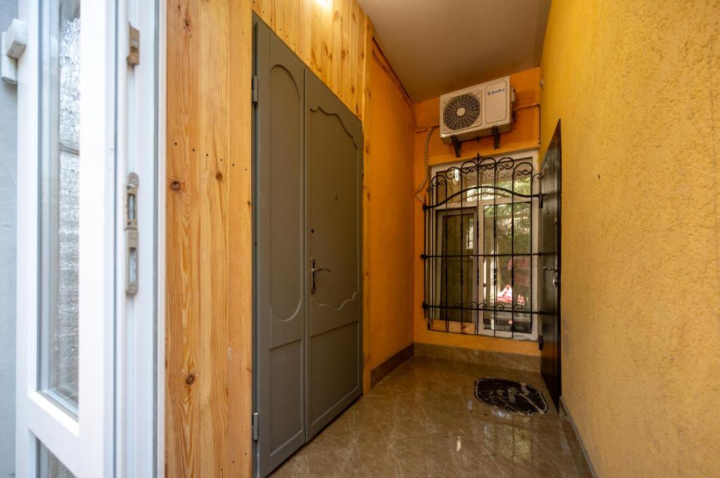 Nova 3-kimnatna ta poriad studiina dvoiarusna kvartyra LOFT u tsentri Odesy fainorent photo 3