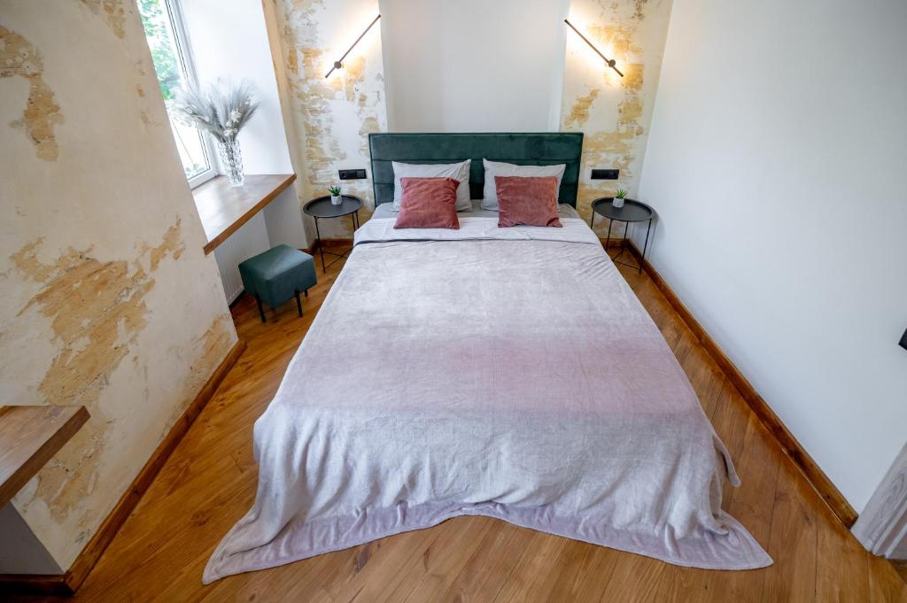 Nova 3-kimnatna ta poriad studiina dvoiarusna kvartyra LOFT u tsentri Odesy fainorent photo 2