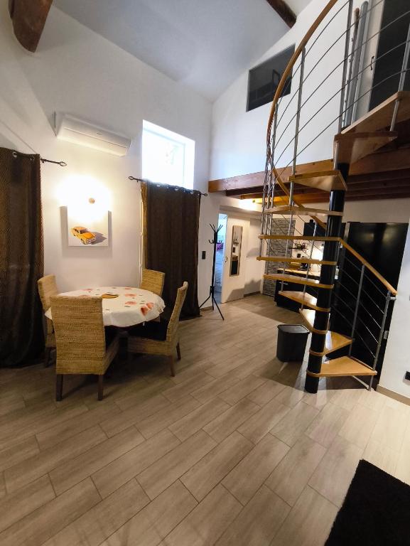 Duplex quartier Saint Ruf proche remparts Avignon centre
