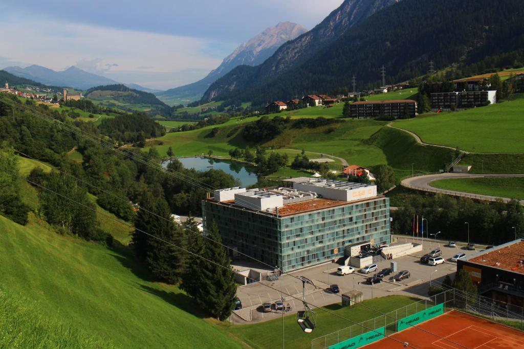 un edificio in una valle con un fiume e montagne di CUBE SAVOGNIN inklusive Skipass a Savognin