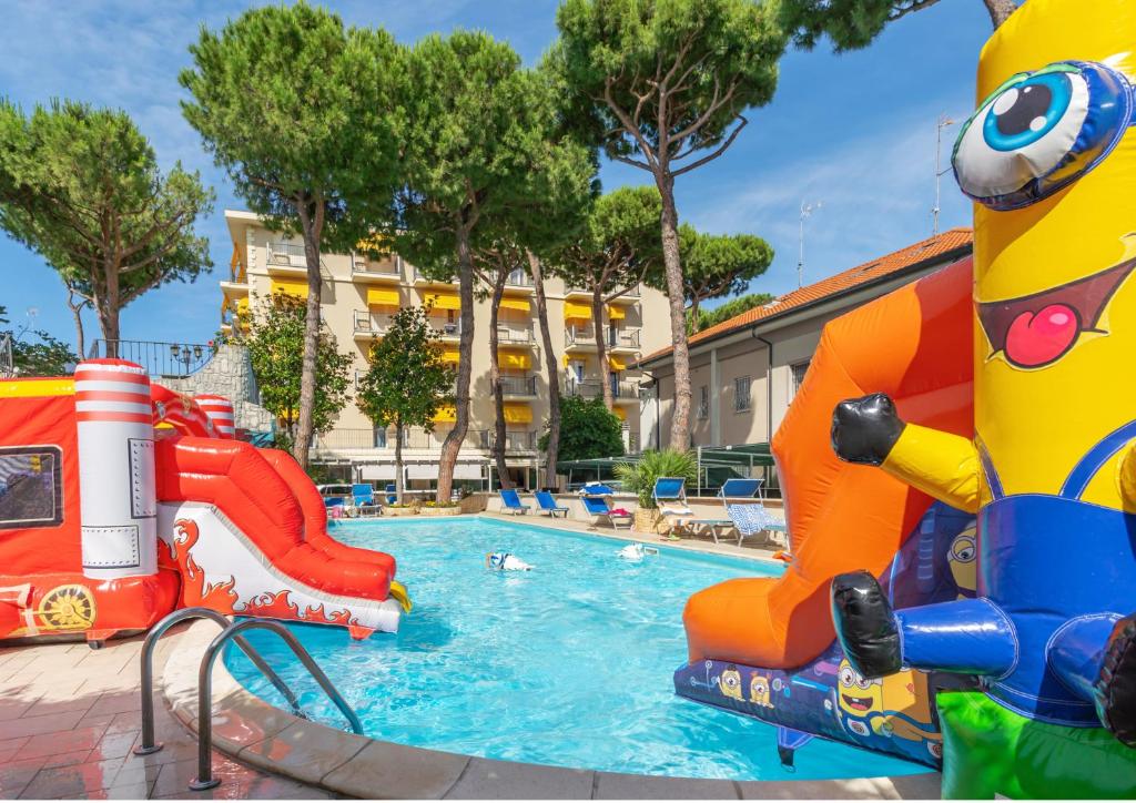 ein Pool in einem Resort mit Wasserpark in der Unterkunft Hotel Fabrizio in Rimini