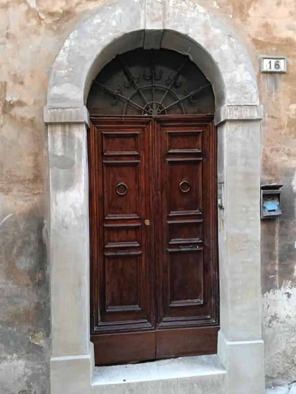 a wooden door in an archway in a building at Camere LAURO ROSSI in Macerata