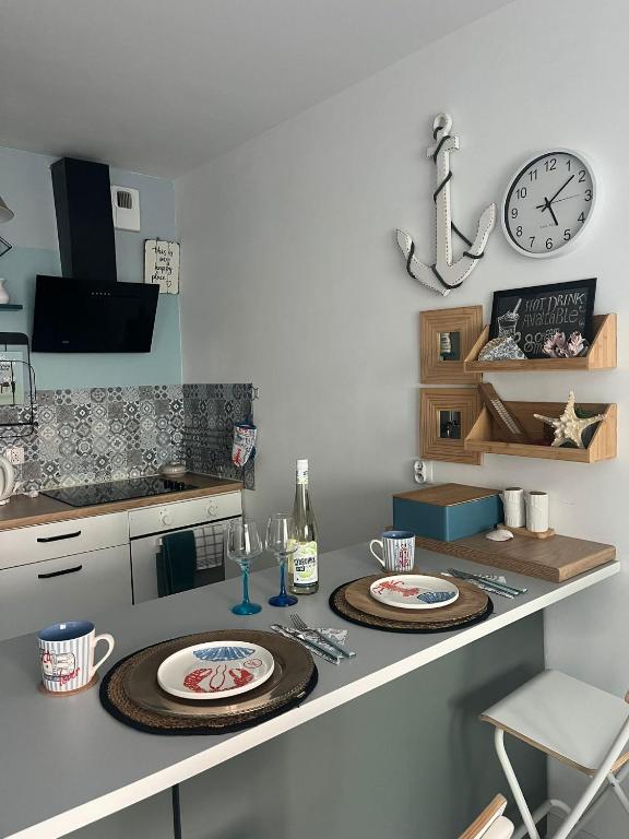 a kitchen with two plates on a counter with a clock at Zacisze na Wspólnej in Bolszewo