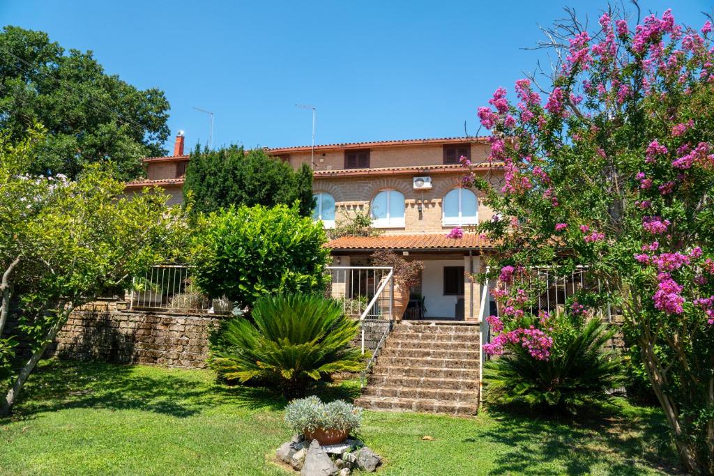 a house with a garden and some flowers at Le3sorelle in Monterosi