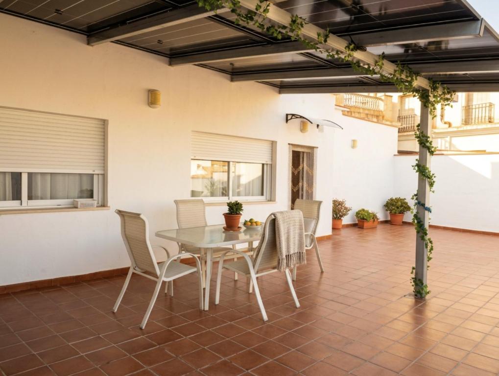 a dining room with a table and chairs at Apartamento vital centrico in Lanjarón